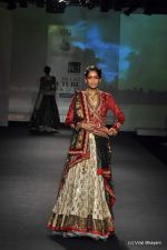 Model walk the ramp for Anju Modi show at PCJ Delhi Couture Week Day 3 on 10th Aug 2012 200 (79).JPG